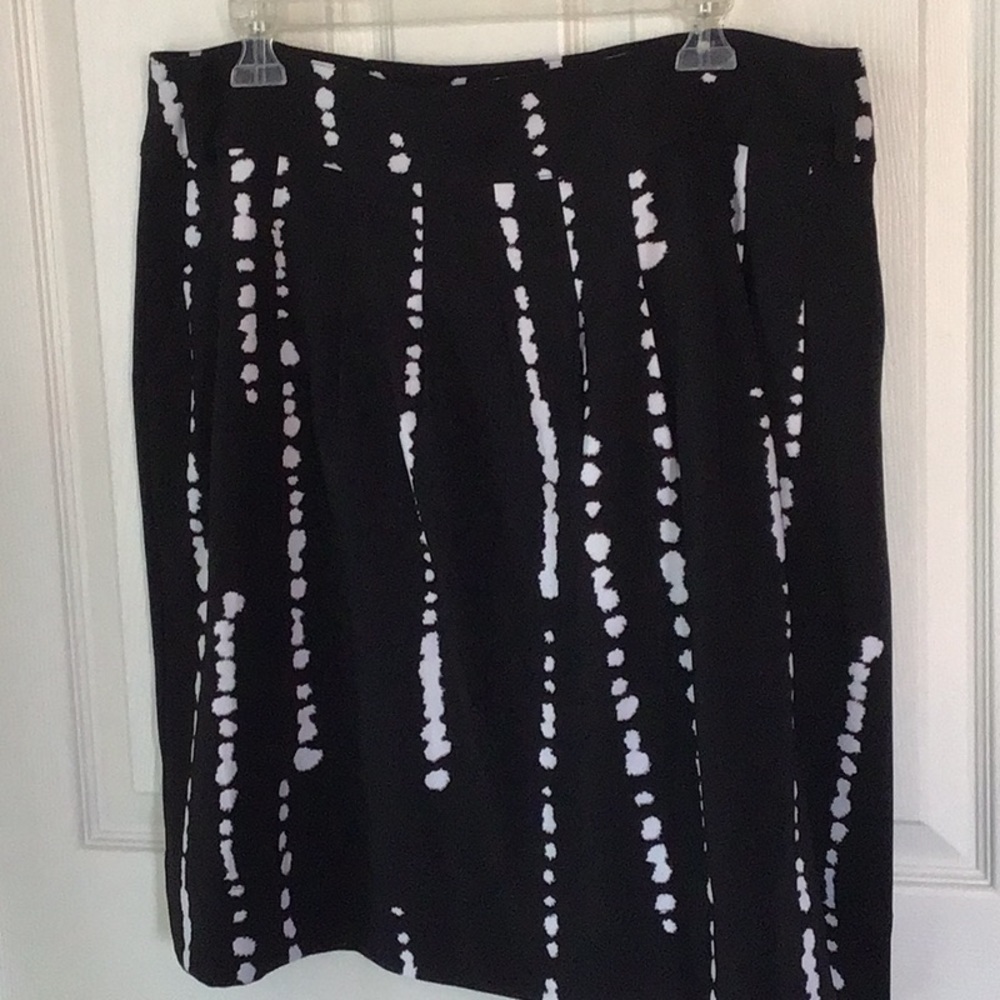 Worthington black/white striped skirt; pockets, side zipper,belt loops. Size 14.